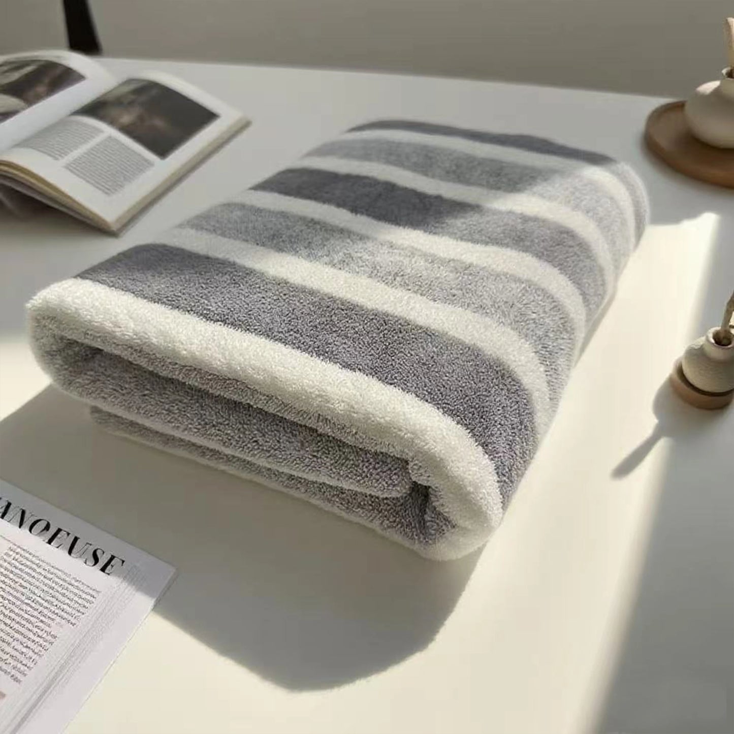 Thick bath towel, strong water absorption and quick drying, non-shedding, durable - very suitable for families.