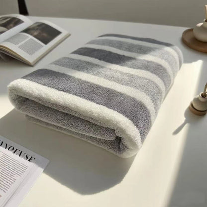 Thick bath towel, strong water absorption and quick drying, non-shedding, durable - very suitable for families.