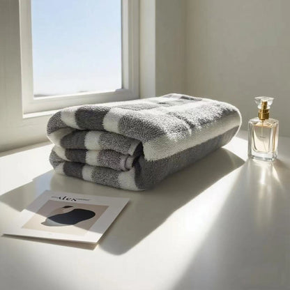 Thick bath towel, strong water absorption and quick drying, non-shedding, durable - very suitable for families.